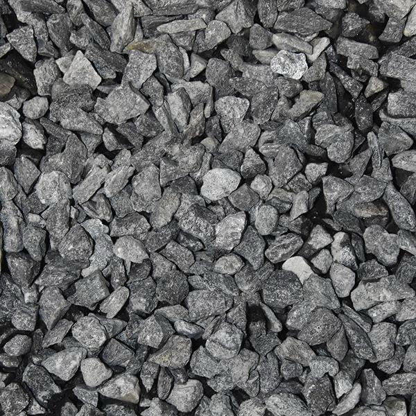 Le gravier concassé 15/25 est un granulat d’origine minérale, issu du concassage mécanique de roches dures (souvent calcaire ou roche massive). La granulométrie 15/25 signifie que les éléments ont une taille comprise entre 15 et 25 mm
Visuellement, il se présente sous forme de pierres anguleuses et irrégulières, aux arêtes vives, ce qui favorise une excellente stabilité mécanique après mise en œuvre. Sa couleur est généralement gris clair à gris foncé, avec des nuances naturelles liées à la roche d'origine