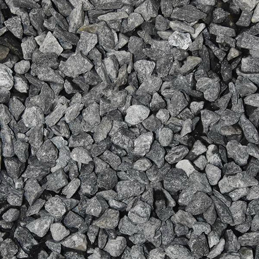 Le gravier concassé 15/25 est un granulat d’origine minérale, issu du concassage mécanique de roches dures (souvent calcaire ou roche massive). La granulométrie 15/25 signifie que les éléments ont une taille comprise entre 15 et 25 mm
Visuellement, il se présente sous forme de pierres anguleuses et irrégulières, aux arêtes vives, ce qui favorise une excellente stabilité mécanique après mise en œuvre. Sa couleur est généralement gris clair à gris foncé, avec des nuances naturelles liées à la roche d'origine